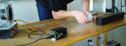 Et lydsignal sendes via en laserstr�le