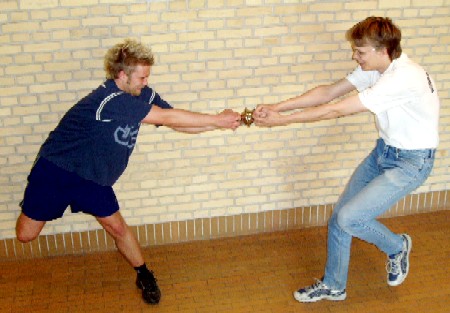 To personer pr�ver kr�fter med de Magdeburgske halvkugler