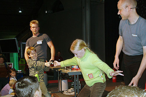 To b�rn pr�ver kr�fter med de Magdeburgske halvkugler.