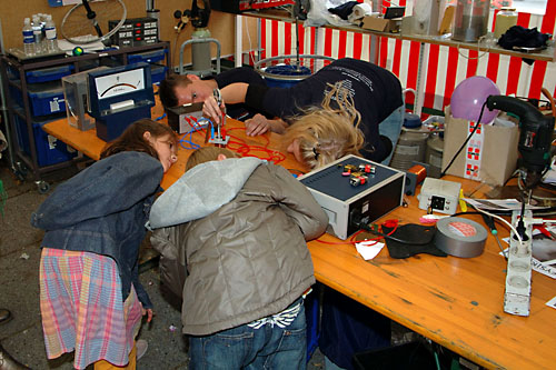 En simpel h�jttaler demonstreres p� en stand af Fysikshowet under �rhus Festuge