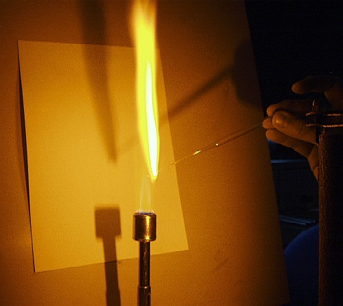 Saltvand i en gasflamme kaster skygge, nr det belyses med en natriumlampe